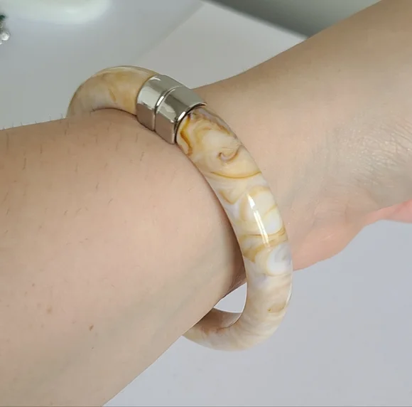 Vintage Boho Cream Chunky Resin Acrylic Hinged Silver Tone Bangle Bracelet - Picture 11 of 13